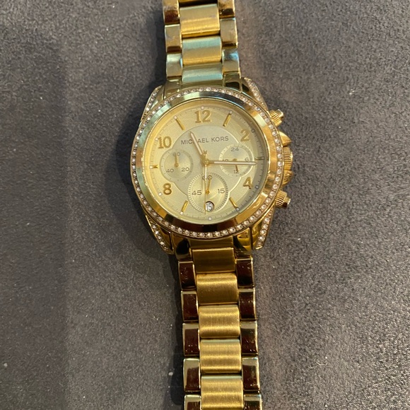 Round w/3 clocks Gold. Diamond like new with original box.